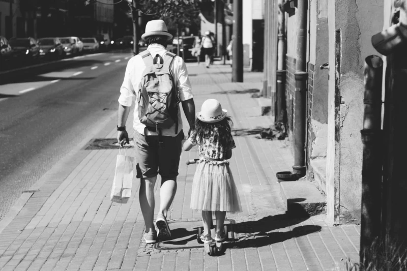 Padre e figlia che camminano